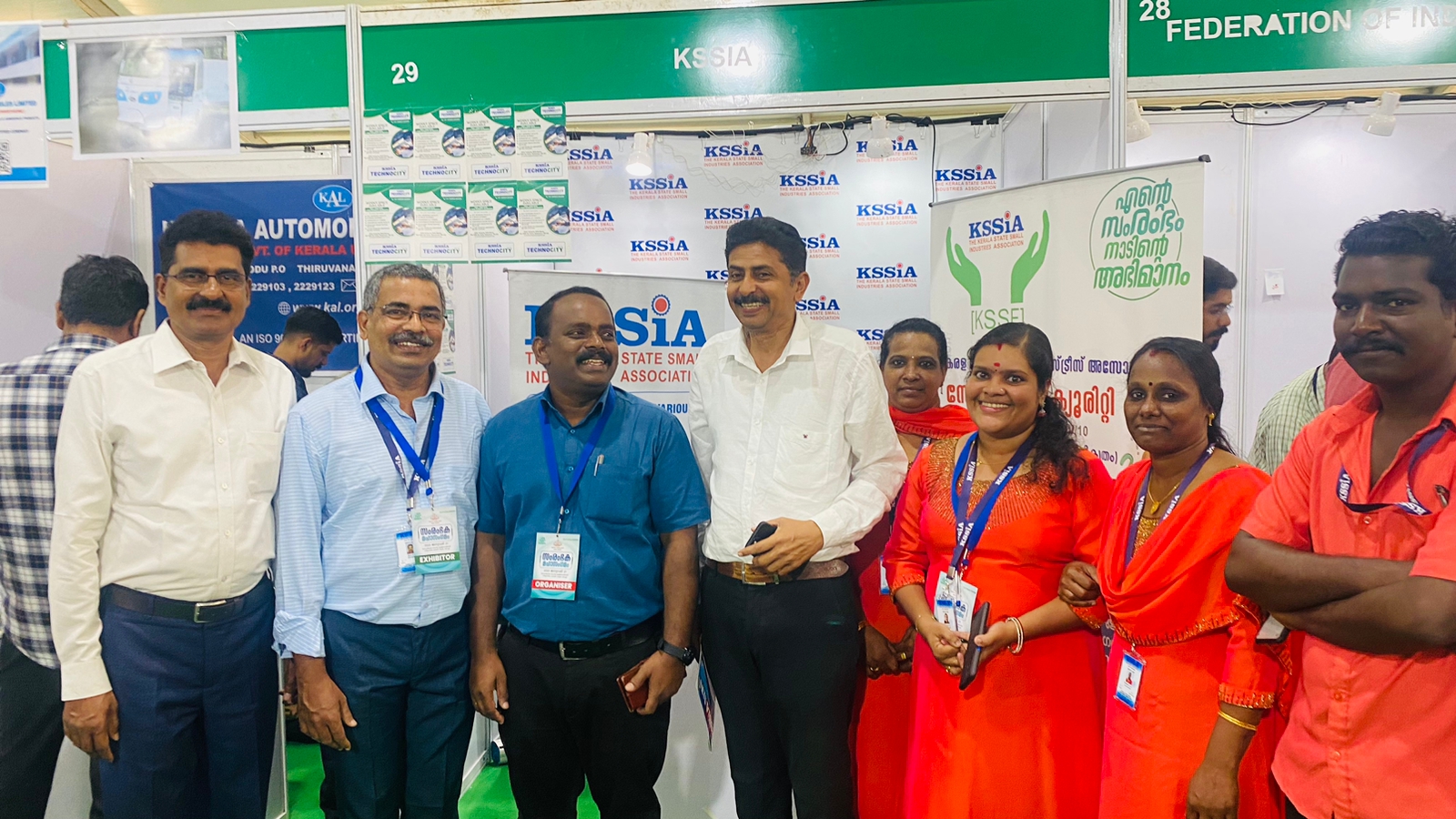 ഡെപ്യൂട്ടി ഡയറക്ടർ ശ്രീ. രാജീവ് സർ KSSIA സ്റ്റാൾ സന്ദർശിക്കുന്നു